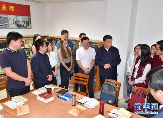 2018年5月2日，習近平來到北京大學考察。來源：新華社